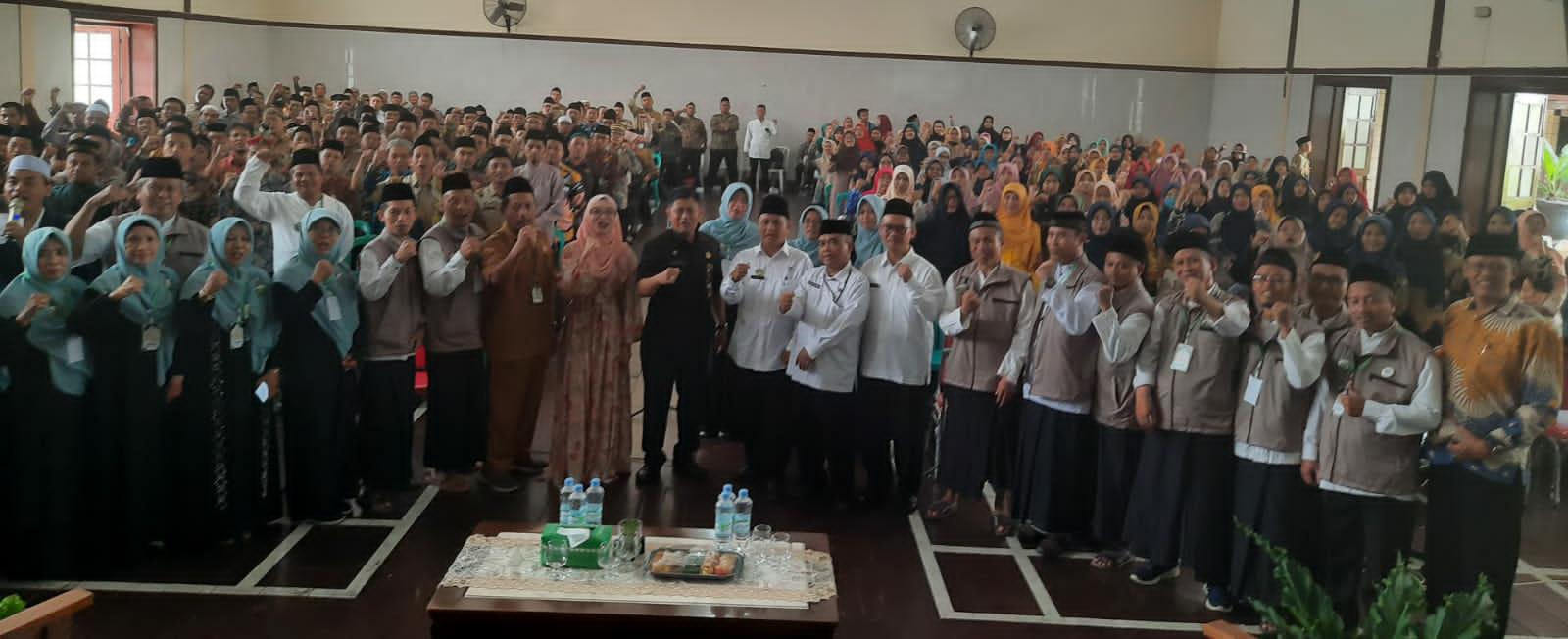 SEMANGAT : Kepala Disdikbud Kota Malang Suwarjana SE MM (tengah) membuka acara seminar dan halal bihalal KKG PAI se-Kota Malang, Selasa (30/4).