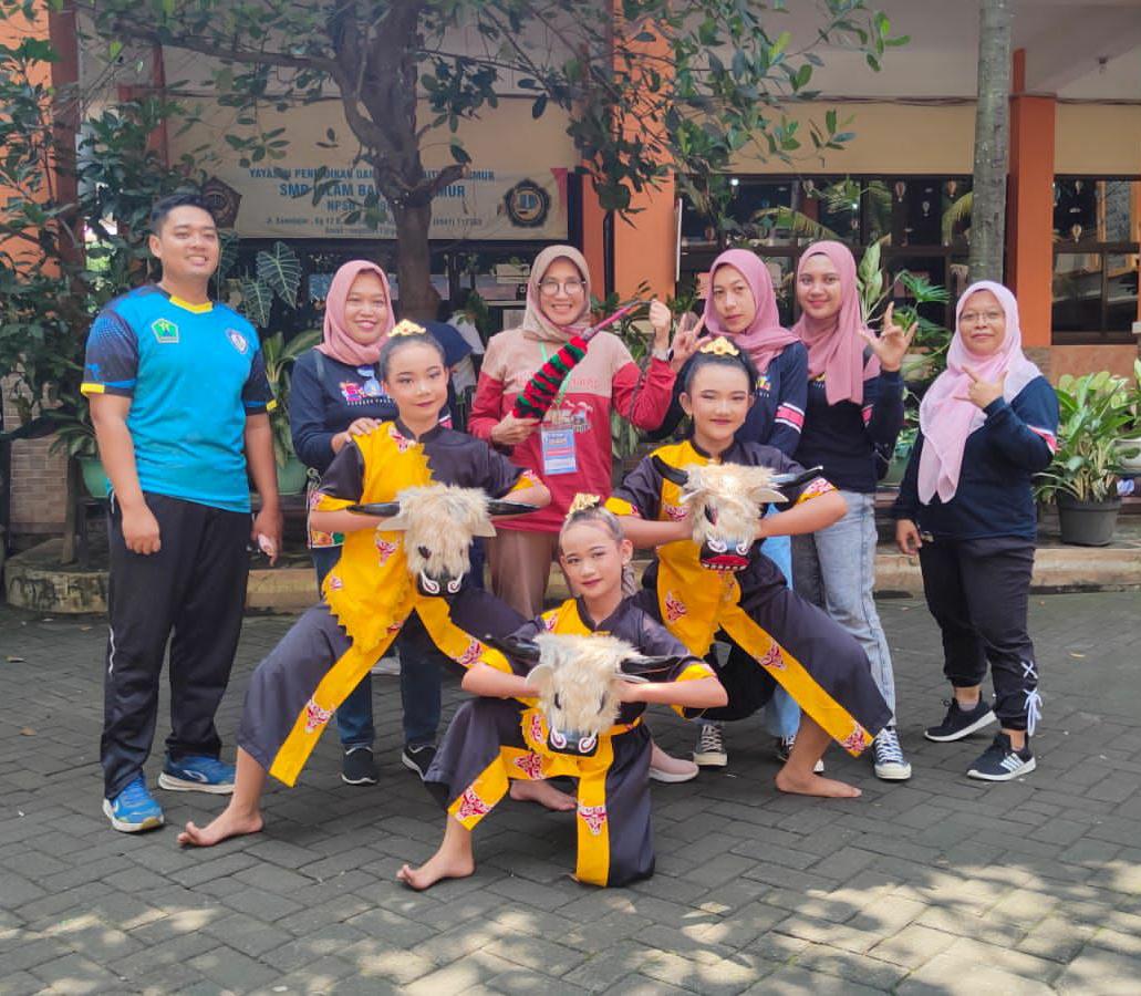 BANGGA : Kepala Sekolah Dra Anita Rosemaria MPd (baju merah), berforo bersama dengan Jawara FLS2N kategori Seni Tari, dan guru pendamping lomba SDN Model Kota Malang.