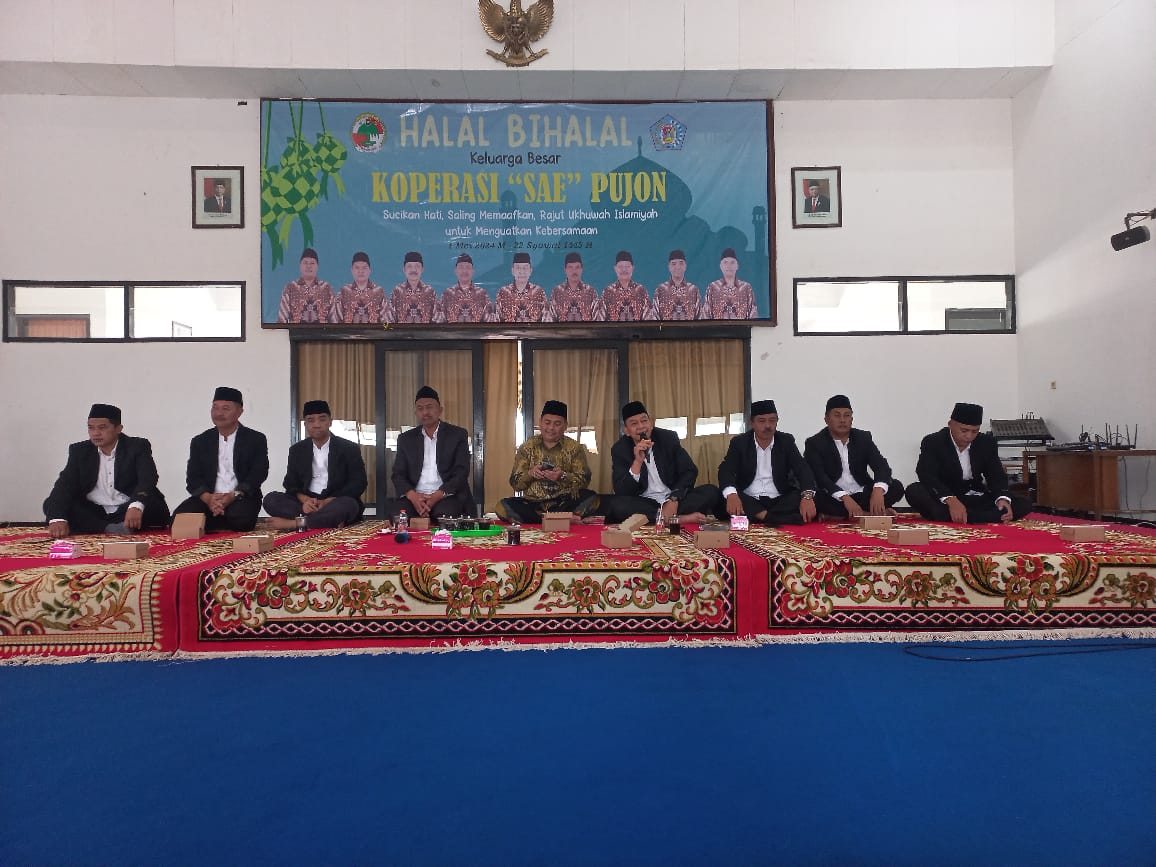 KOMPAK: Para pengurus Koperasi SAE Pujon selalu kompak dan penuh kebersamaan dalam setiap kegiatan, termasuk dalam acara halalbihalal kemarin (1/5).