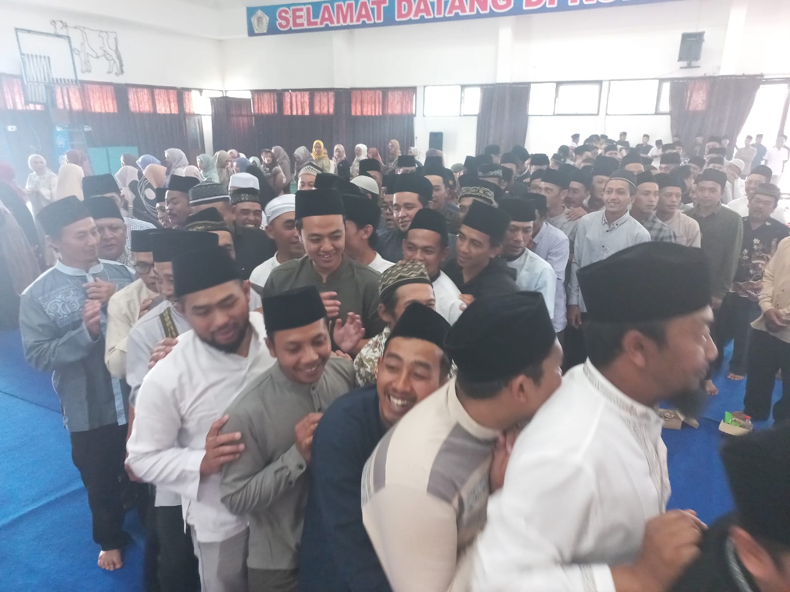 GEMBIRA RIA: Para peserta halalbihalal  Koperasi SAE Pujon dengan suka cita antre untuk bersalam-salaman.