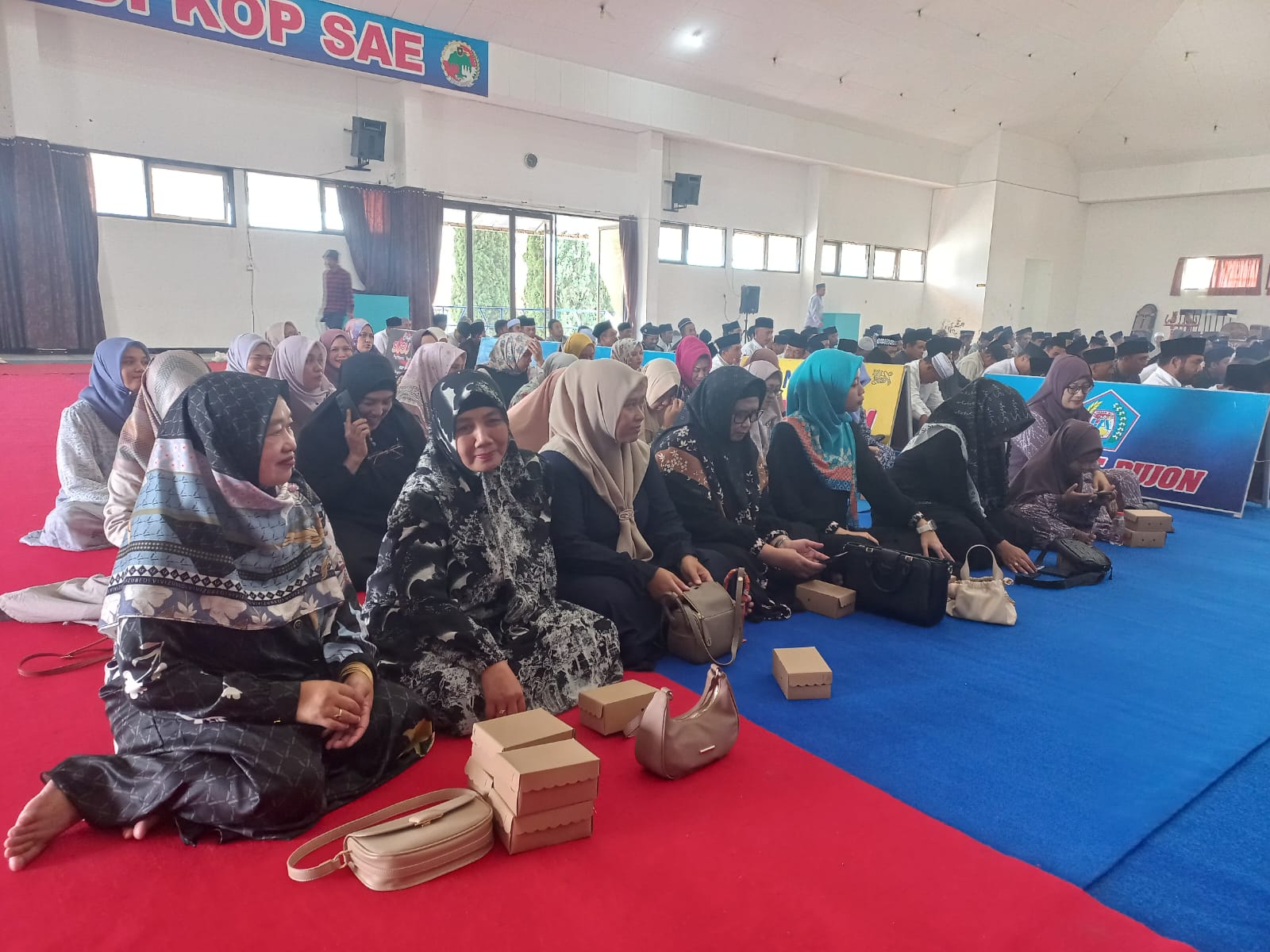 KHIDMAT: Para ibu yang turut hadir mendengarkan tausiyah dengan khusyuk.
