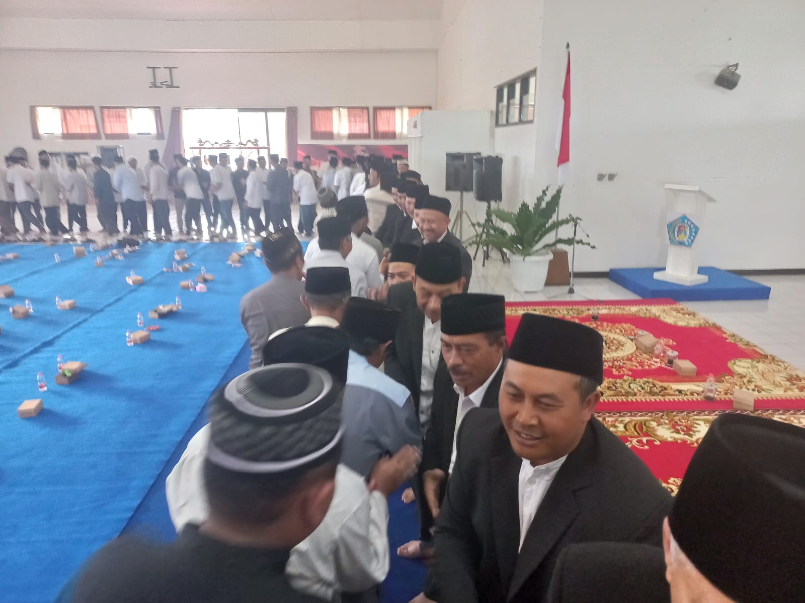 DALING MEMAAFKAN: Seluruh pengurus koperasi saling bersalaman dan bermaaf-maafan.