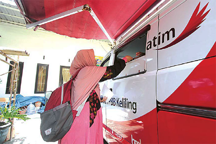 MASIH BANYAK PIUTANG: Layanan jemput bola pajak bumi dan bangunan (PBB) menggunakan mobil keliling singgah di kantor Kelurahan Buring, akhir Maret lalu. Layanan itu menjadi salah satu andalan pemkot.