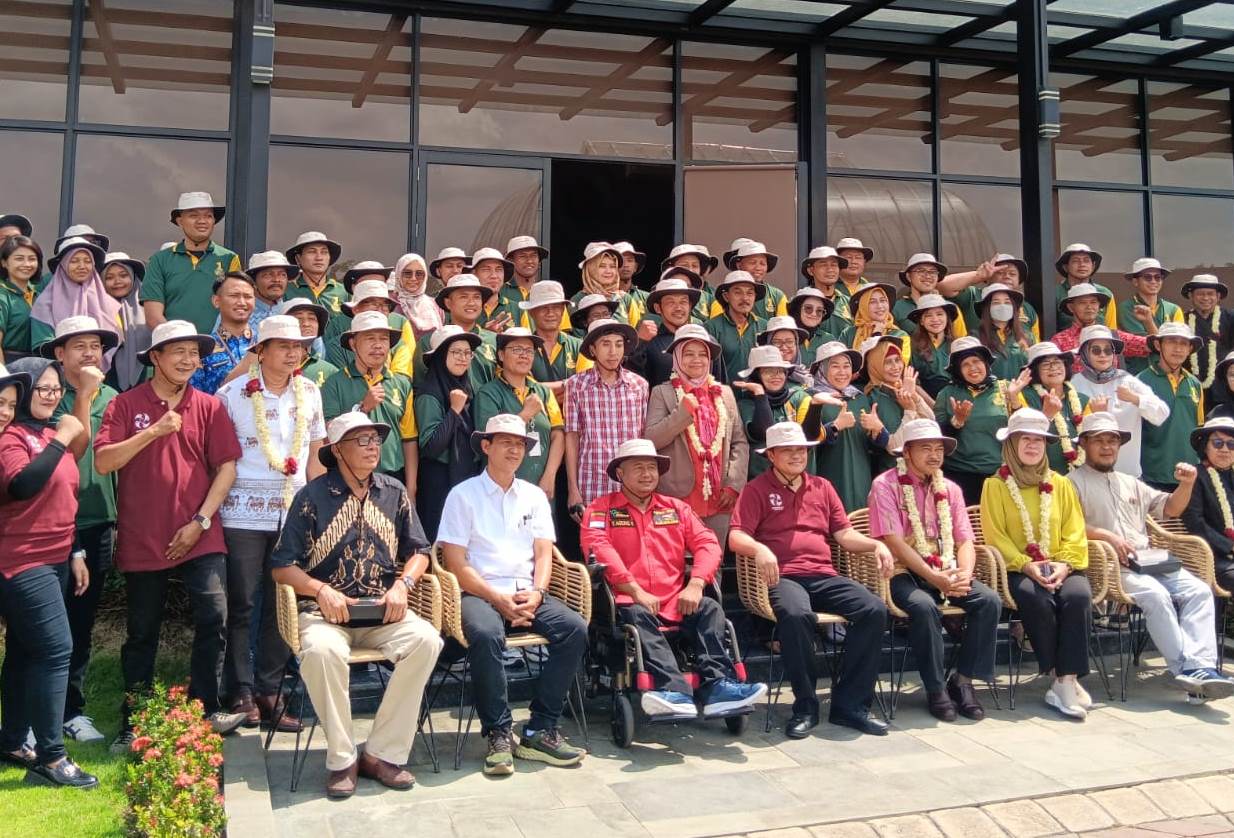 JALIN KOMUNIKASI: Beberapa pengusaha bersama serikat pekerja di Shanaya Resort, Karangploso, Kabupaten Malang, kemarin (2/5).