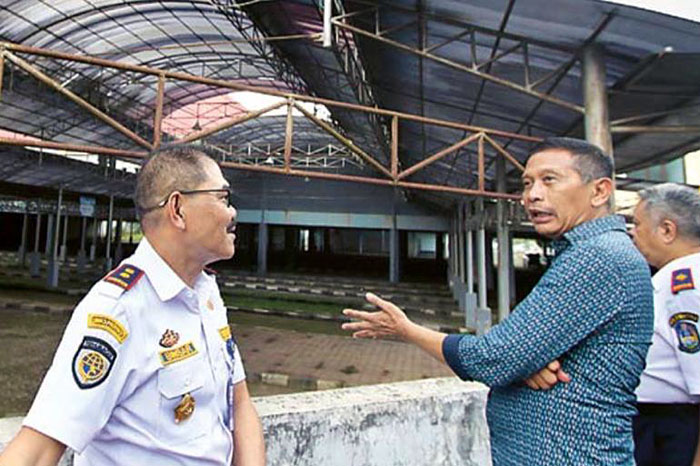Pj Wali Kota Malang Wahyu Hidayat (dua dari kiri) bersama Kepala UPT Terminal Hamid Rusdi Binsar Siregar (kiri) meninjau sarpras terminal yang dibidik jadi tempat relokasi PIG, kemarin (1/5).