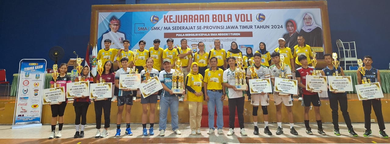 Kepala SMAN 1 Turen Eny Retno Diwati MPd (tengah) berfoto bersama dengan seluruh Juara Kejuaraan Bola Voli antar SMA/SMK/MA se-Jatim, Rabu (1/4).