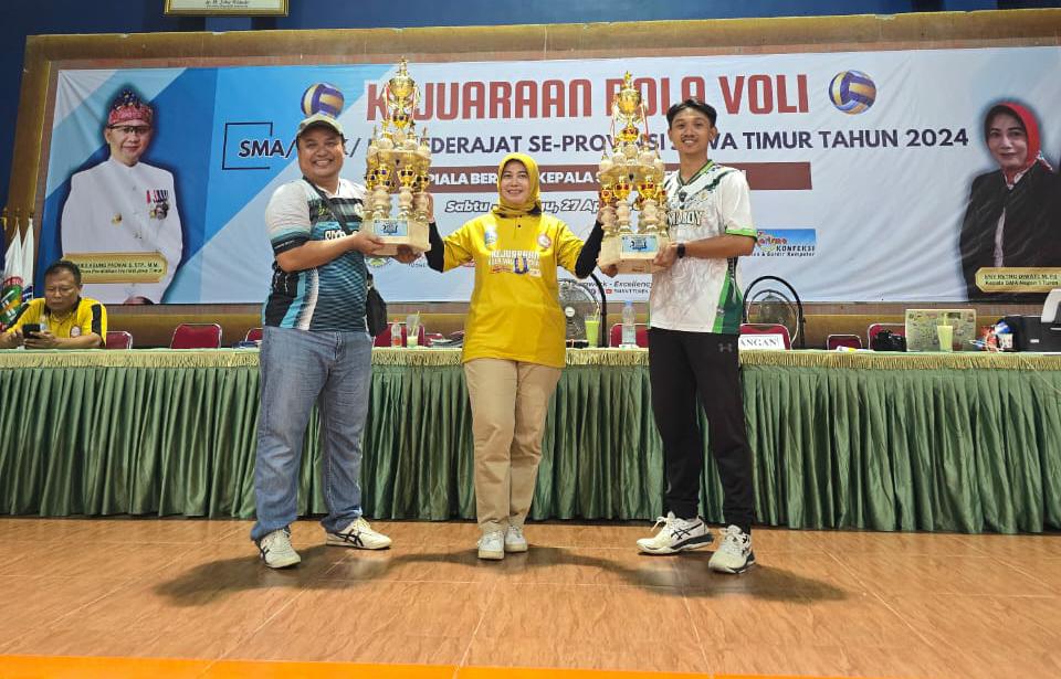 MBOIS : Kepala SMAN 1 Turen Eny Retno Diwati MPd (tengah) berfoto dengan peraih Piala Bergilir Juara 1 kategori pria dan wanita dari SMAN 1 Boyolangu.