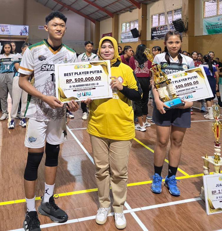 POTENSIAL : Peraih penghargaan Best Player kategori pria dan wanita Kejuaraan Bola Voli antar SMA/SMK/MA se-Jatim SMAN 1 Turen.