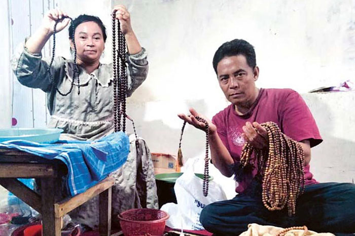 Lukman Hakim (kiri) produsen tasbih asal Gunung Kawi Kabupaten Malang yang tembus pasar internasional