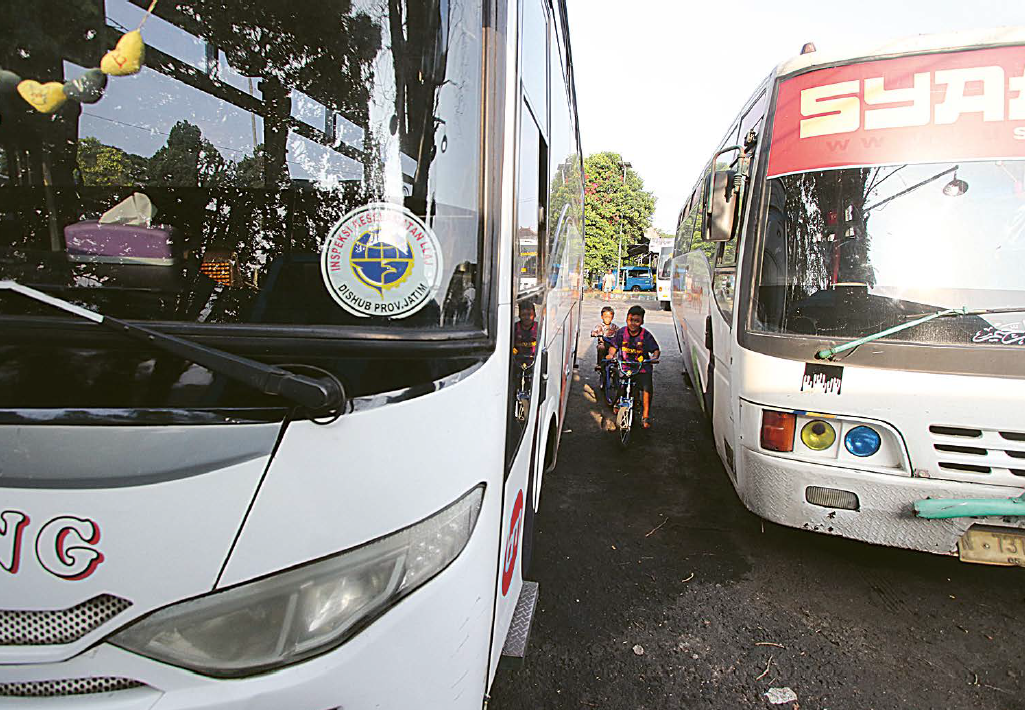 UNTUK KENYAMANAN WARGA: Lima PO bus AKDP di Terminal Arjosari bakal menerapkan pembayaran dengan sistem e-money. Program itu digagas dan dikelola langsung oleh Dishub Jawa Timur.