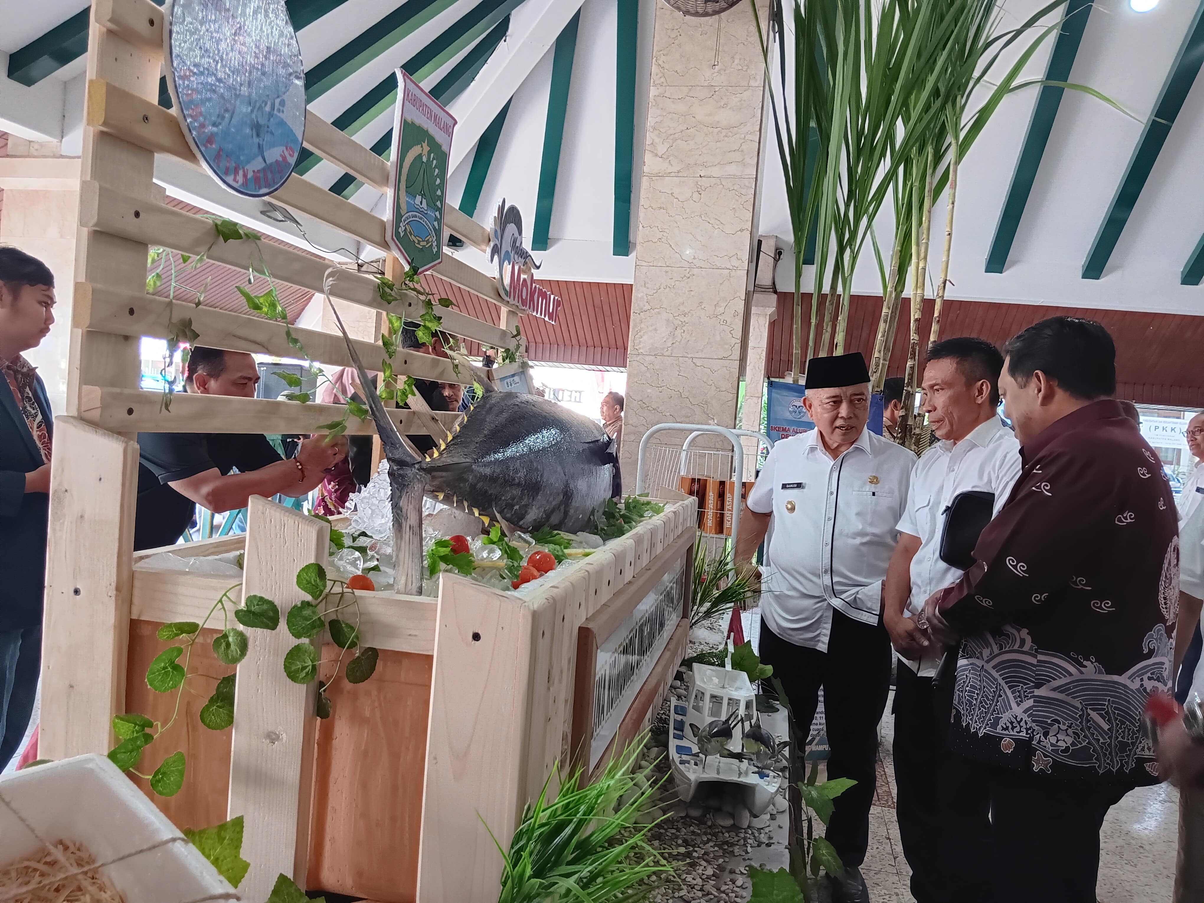 PRODUKSI PANGAN: Bupati Malang H M. Sanusi (kiri) berkomunikasi dengan Sekretaris Irjen Kemenhan Mayjen TNI (Purn) Yos Triyoso