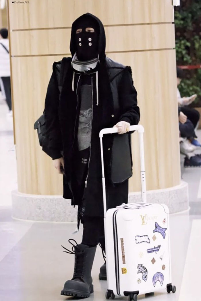 Hyunsuk Treasure tampil nyentrik di bandara beberapa waktu lalu