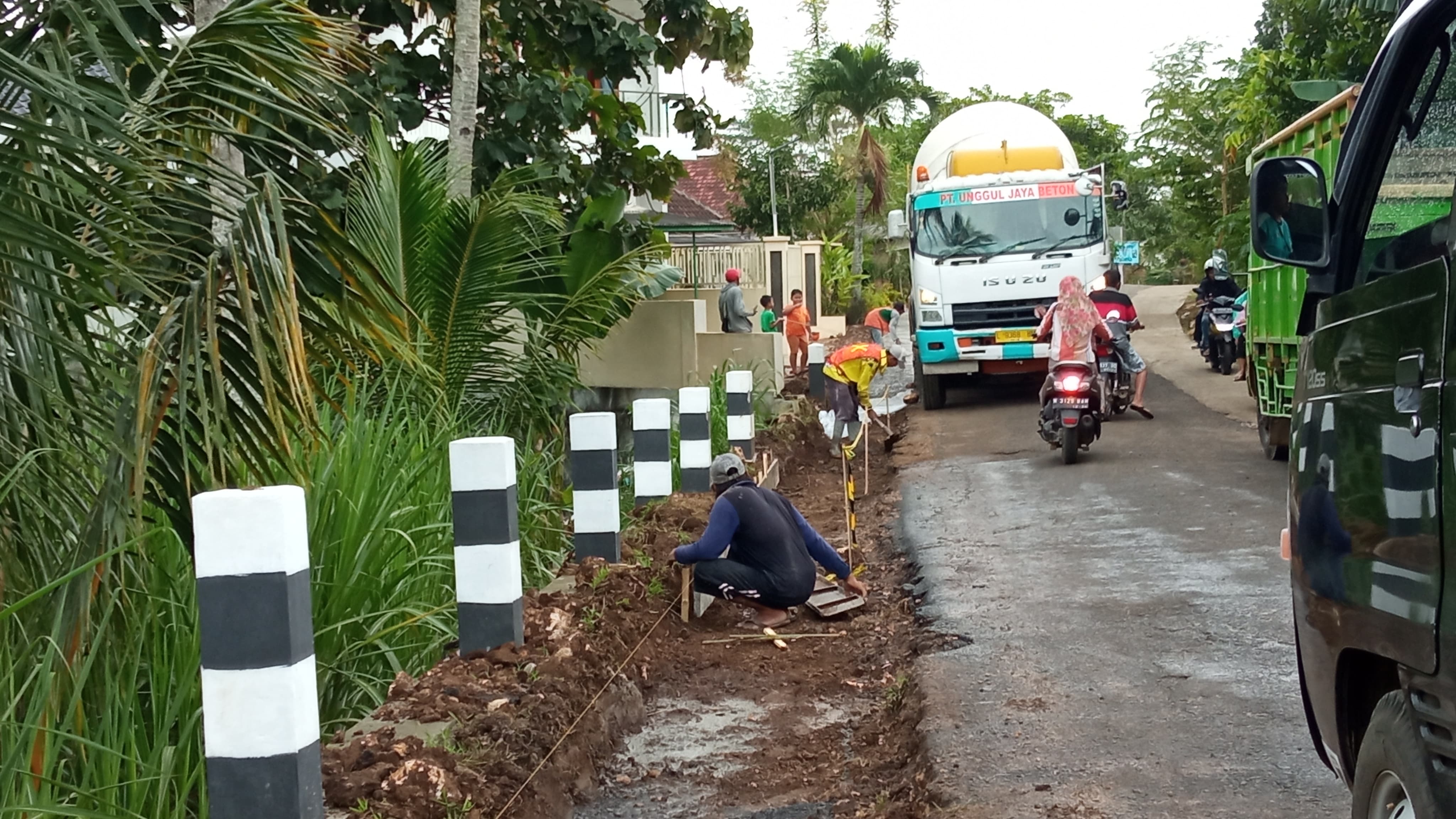 BENAHI INFRASTRUKTUR: Warga sekitar bergotong-royong membangun beberapa ruas jalan di Kecamatan Gedangan kemarin.