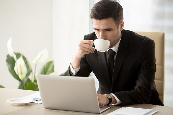 Kopi tanpa gula sebelum bekerja mendorong produktivitas