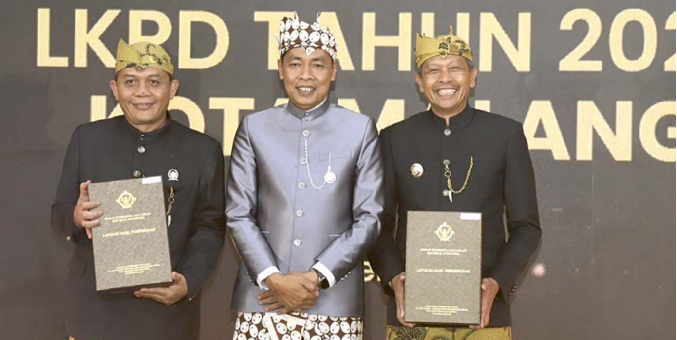 Pj Wali Kota Dr Ir Wahyu Hidayat (kanan) dan Ketua DPRD Kota Malang I Made Riandiana Kartika (kiri) foto bersama Kepala BPK RI Perwakilan Jatim H M. Karyadi.