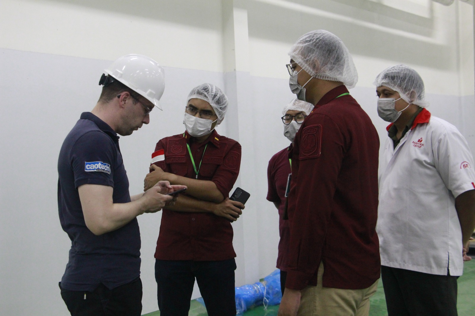 Tim operasi JAGRATARA Imigrasi Malang mendatangi orang asing di salah satu pabrik di wilayah operasi kerjanya