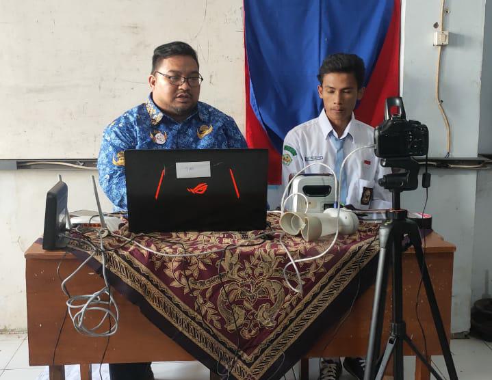 JEMPUT BOLA: Dispendukcapil Kabupaten Malang menggelar perekaman e-KTP di SMK NU Miftahul Huda Kepanjen.