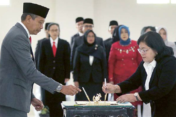 EVALUASI KINERJA: Pj Wali Kota Malang Wahyu Hidayat (kiri) membimbing salah satu pejabat untuk tanda tangan setelah menjalani pengukuhan kemarin.