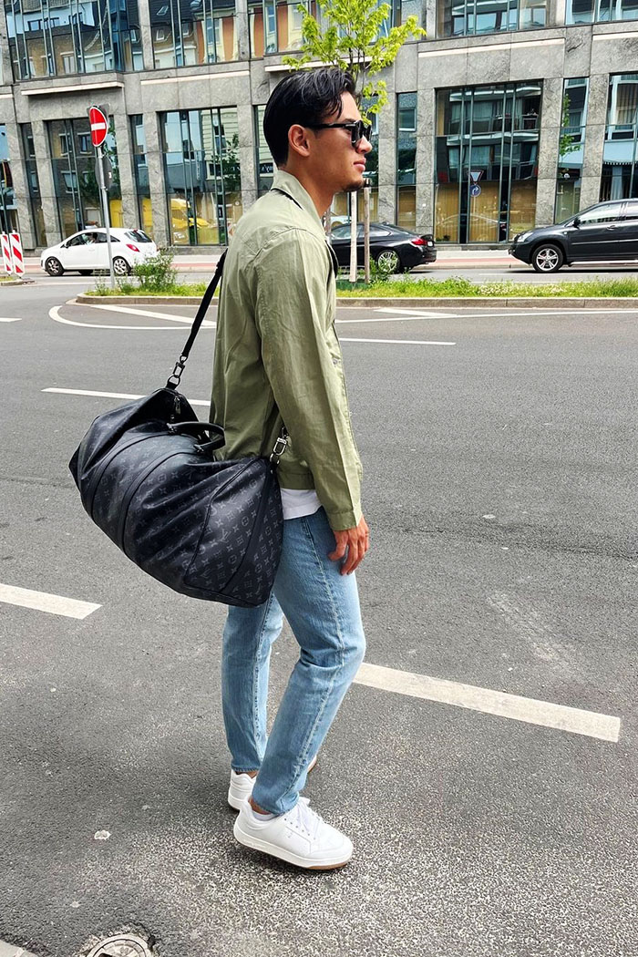 Pemain timnas Indonesia Nathan Tjoe A On dengan gaya fesyen casual-nya.