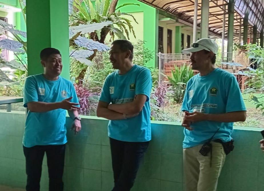 Kepala Disdikbud Kota Malang Suwarjana SE MM (kiri), menjelaskan beberapa program di SDN Model saat School Tour kepada Pj. Walikota Malang didampingi Ketua Pelaksana Jalan Sehat Drs Samsul Mu