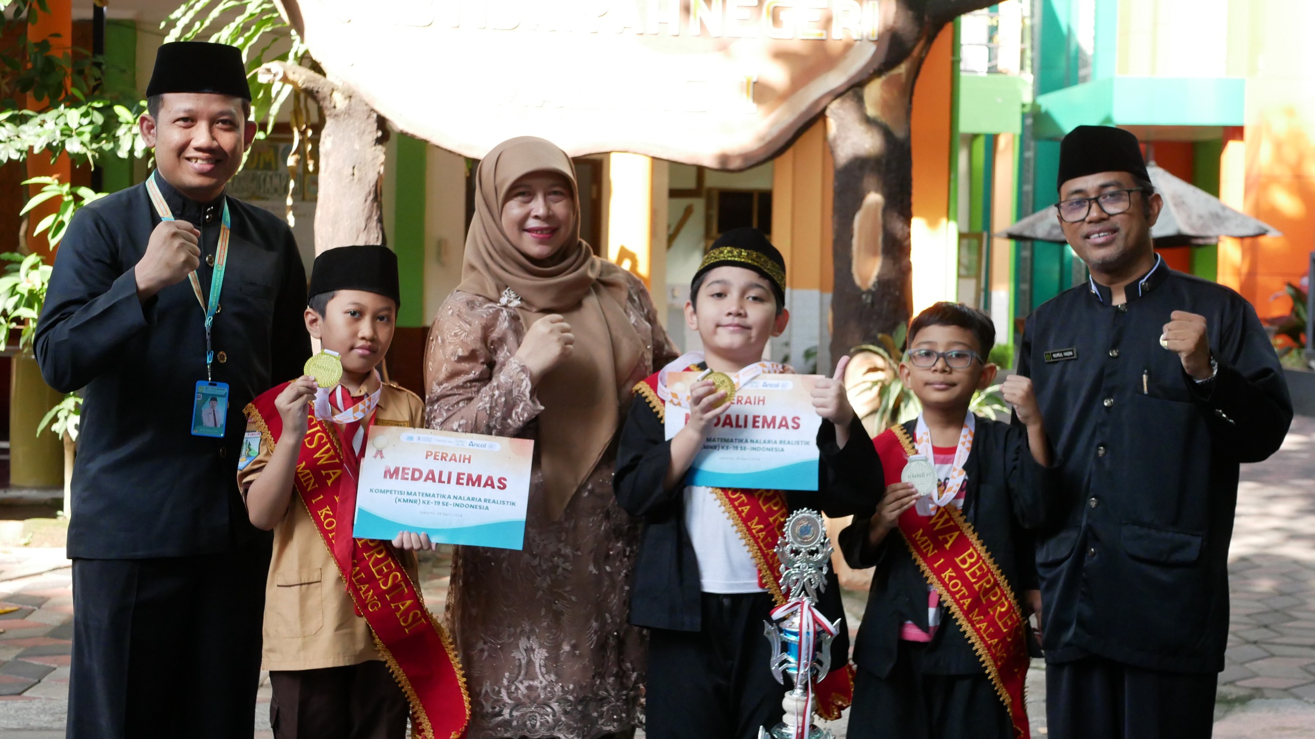 Kepala Madrasah Hj. Siti Aisah SAg MPd (tiga kiri) berfoto dengan peraih medali emas dan perak di ajang KNMR ke-19 tingkat Nasional, Kamis (2/5).
