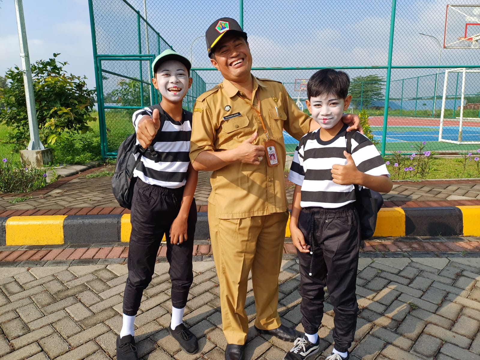 Kepala Disdikbud Kota Malang Suwarjana SE MM (tengah) berfoto dengan Jawara Pantomim FLS2N tingkat Kota Malang dari SD Insan Amanah Malang.