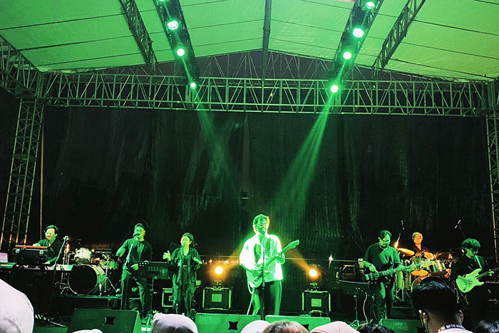 Penampilan Rumah Sakit dalam Conxx OTW Festival lapangan Rampal Malang