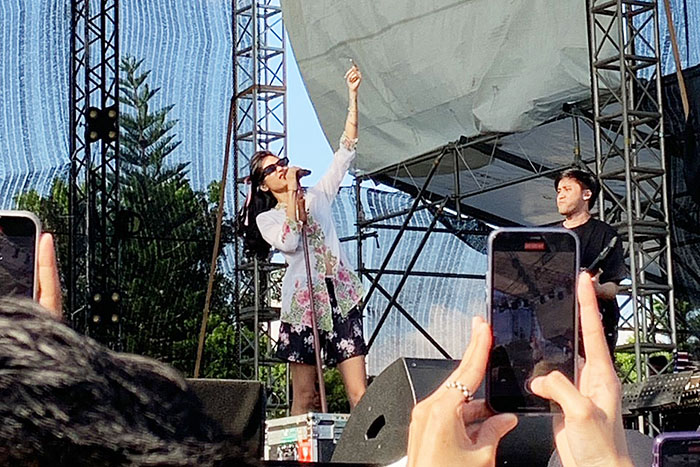 Keisha Levronka dalam penampilannya bersama Vierratale