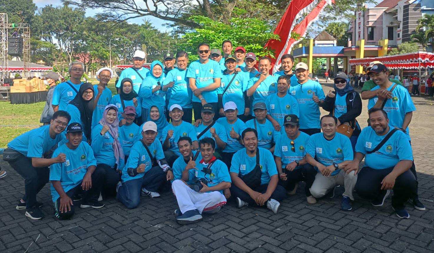 PESERTA : Kebersamaan peserta Jalan Sehat memperingati HUT Kota Malang ke-110 dan Hardiknas dengan Pj. Walikota Malang beserta tamu undangan.