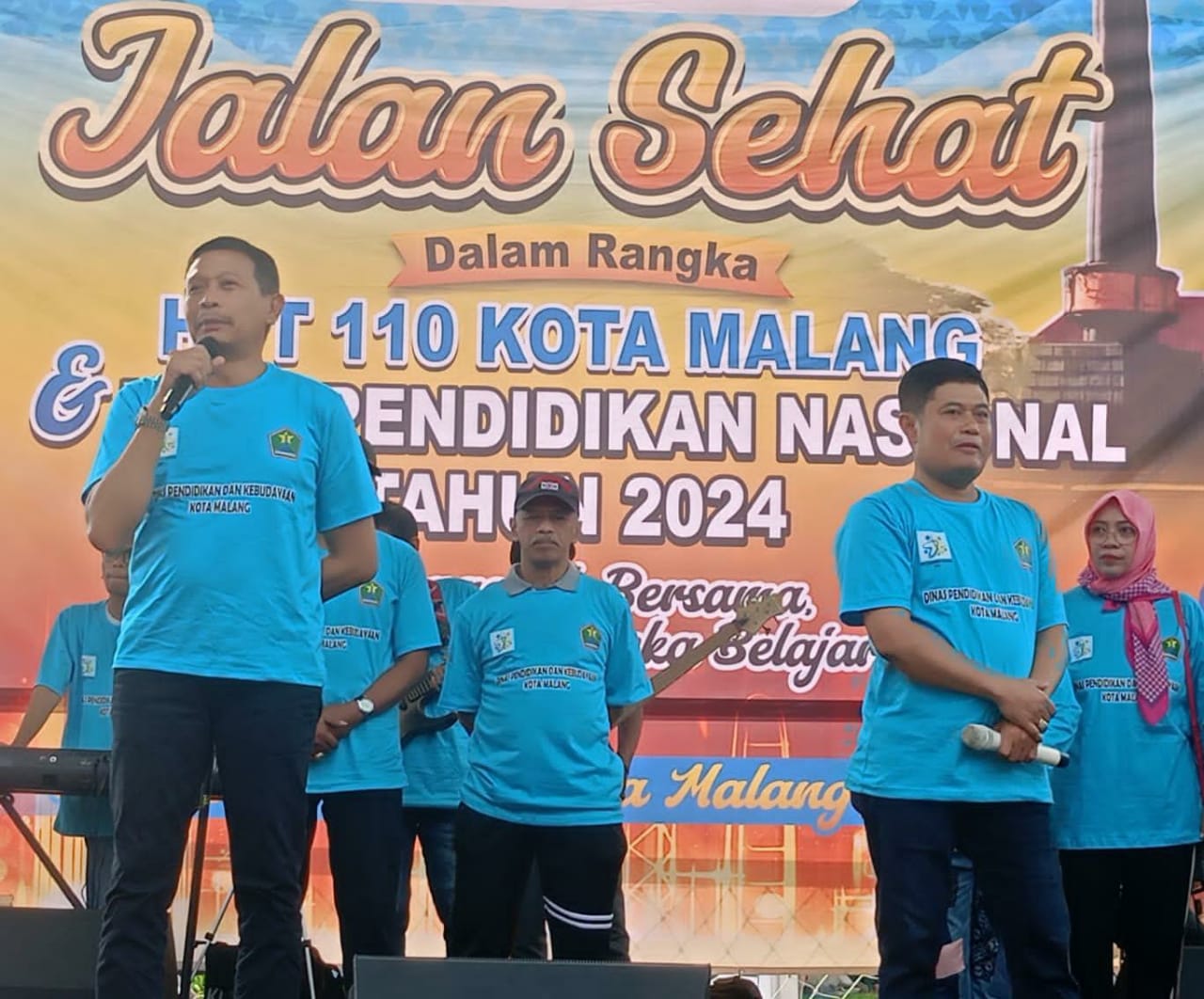 SINERGI : Pj. Walikota Malang Dr Ir Wahyu Hidayat MM (kiri) memberikan sambutan saat acara Jalan Sehat di SDN Model didampingi Kepala Disdikbud Suwarjana SE MM, Sabtu (4/5).
