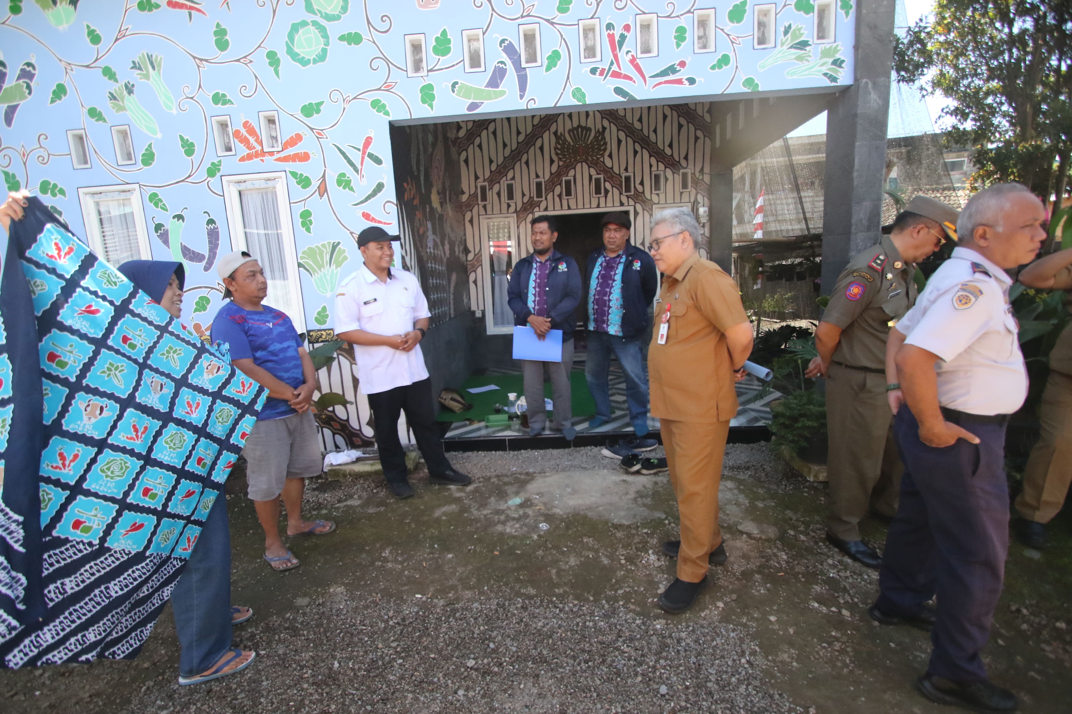 PERSIAPAN: Pemdes Ngabab bersama elemen masyarakat melakukan pengecekan di beberapa titik yang akan dinilai oleh juri Gotro tingkat Jatim, kemarin.