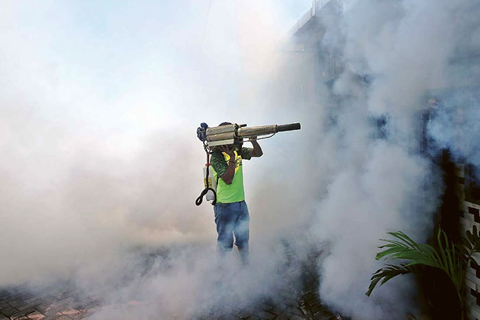 Petugas melakukan fogging di Desa Pakisaji, Kecamatan Pakisaji, Kabupaten Malang. Hingga kemarin (5/5), pengasapan sudah dilakukan di 15 RT