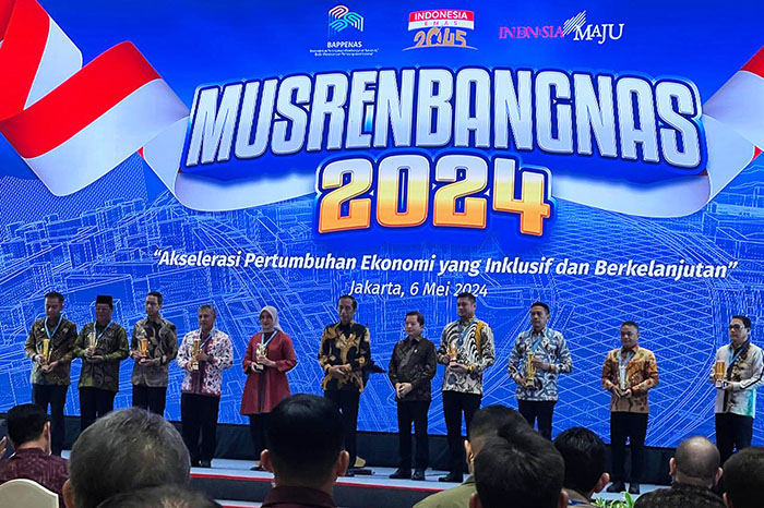 TERBAIK: Pj Wali Kota Malang Wahyu Hidayat (tiga dari kanan) dan sejumlah kepala daerah terima trofi PPD dari Presiden Joko Widodo didampingi Menteri PPN/Kepala Bappenas Suharso Monoarfa di Jakarta