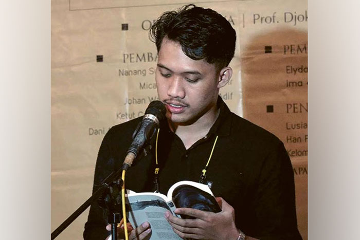 BAKAT: Yohan Fikri Mu&rsquo;tashim membacakan puisi di Panggung Satra Kota Malang tahun lalu