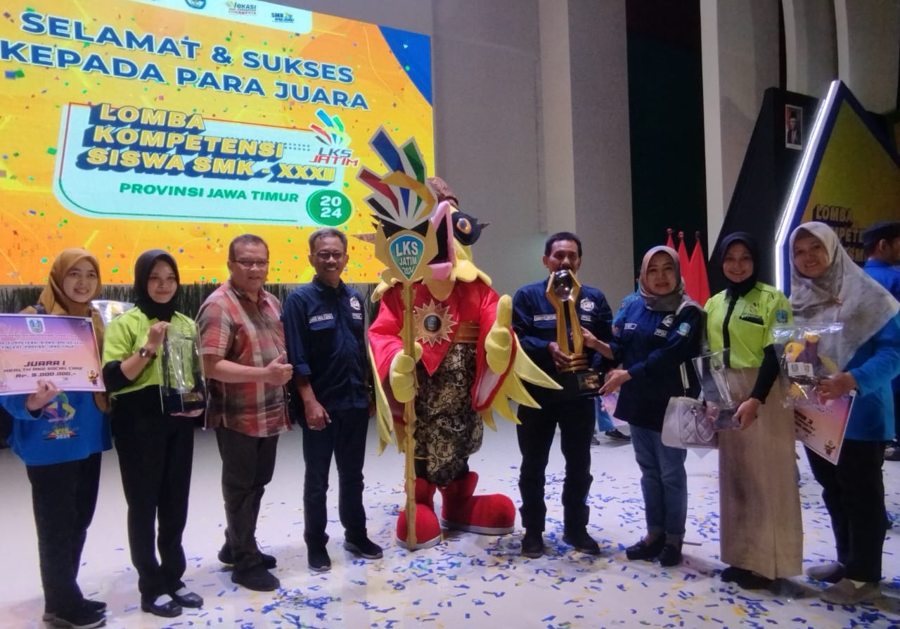 [08.30, 7/5/2024] Ardi||RM: Kepala Cabdindik Provinsi Jatim wilayah Kota Malang &ndash; Kota Batu Dr Hj. Hastini Ratna Dewi MPd (tiga kanan) berfoto dengan Pahlawan LKS Provinsi Jatim dari Kota Malang yang