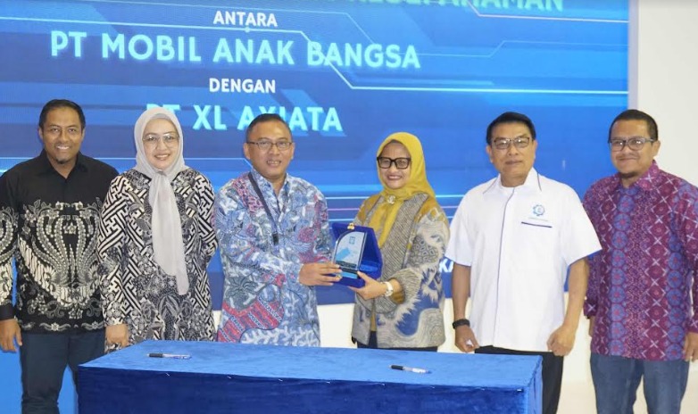 Presiden Direktur & CEO XL Axiata, Dian Siswarini (ketiga kanan) bersama Direktur Utama PT MAB, Kelik Irwantono (ketiga kiri) disaksikan Ketua Umum Perkumpulan Industri Kendaraan Listrik Indonesia