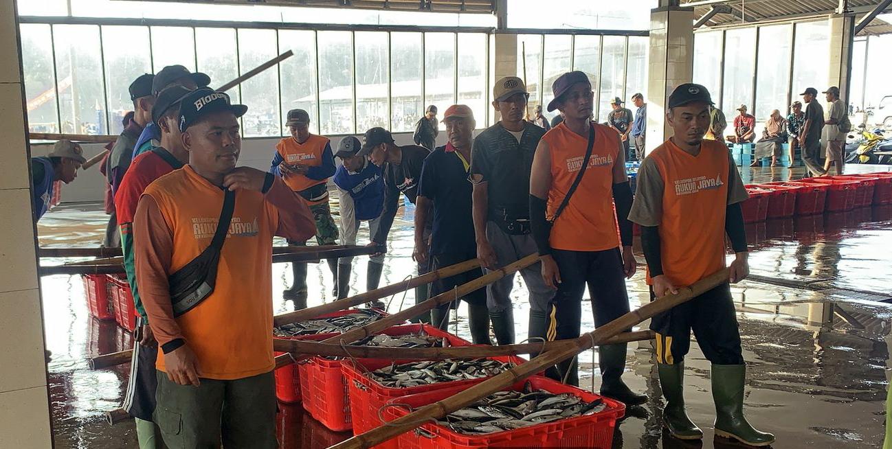 PENDAPATAN DAERAH: Para nelayan bersiap mengangkut ikan di Tempat Pelelangan Ikan (TPI) Sendangbiru kemarin. Mereka menyetor retribusi atas ikan hasil tangkapannya.
