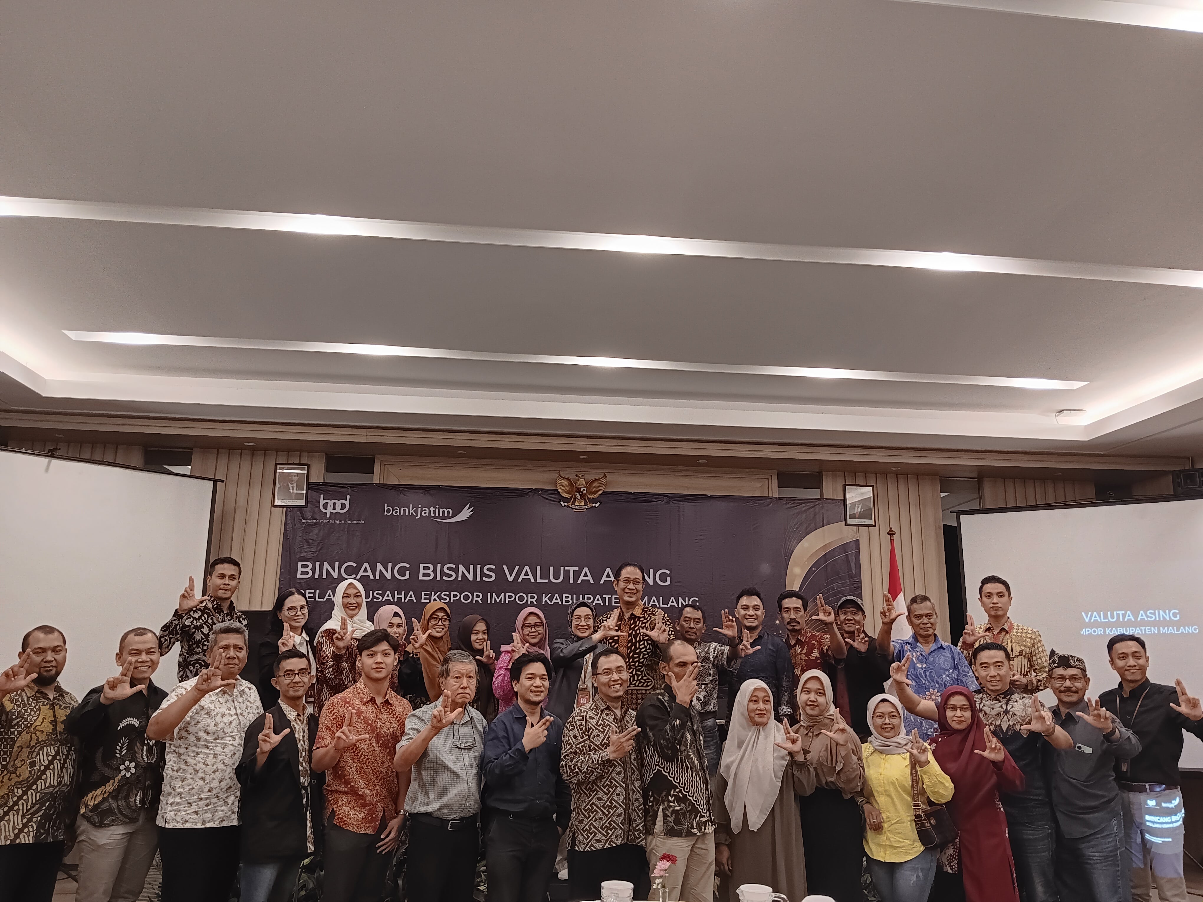 JALIN SINERGI: Jajaran pimpinan Bank Jatim bersama pelaku usaha ekspor-impor se-Kabupaten Malang seusai acara di Shanaya Resort kemarin.