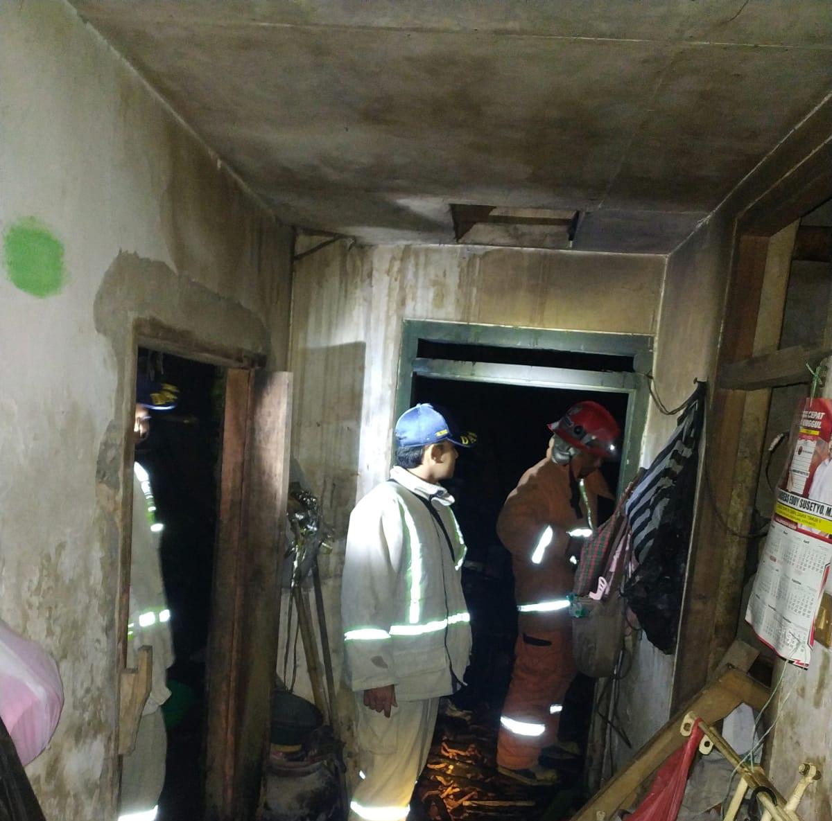 HANGUS: Tim Damkar Kabupaten Malang memeriksa kondisi bangunan setelah berhasil memadamkan kobaran api di dapur Suliati, warga RT 02 RW 09 Desa Tanggung, Kecamatan Turen.