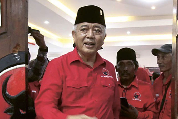 H M. Sanusi lebih dulu menyerahkan formulir pendaftaran bakal calon kepala daerah pada pukul 15.00.&nbsp;