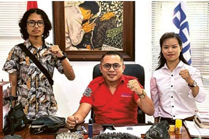 ANGKAT BICARA: Mahasiswi Universitas Brawijaya (UB) Firda Nadiah (kanan) berfoto setelah konsultasi ke advokat Agustian Siagian, 6 Mei lalu