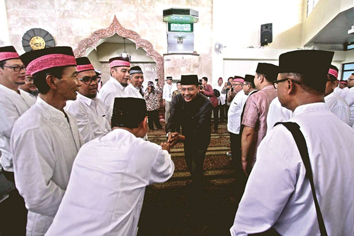 Pj Wali Kota Malang Wahyu Hidayat menyalami para calon jamaah haji KBIH RSI Aisyiyah yang mengadakan doa bersama di Masjid Al Ikhlas, Jalan Raya Langsep, kemarin (9/5)