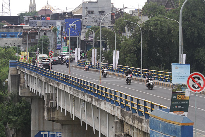 BUTUH PENCEGAHAN: Jembatan Tunggulmas yang sudah diresmikan pada 2022 lalu sudah digunakan sebagai lokasi bunuh diri. Kasus tersebut mendapat perhatian dari dewan