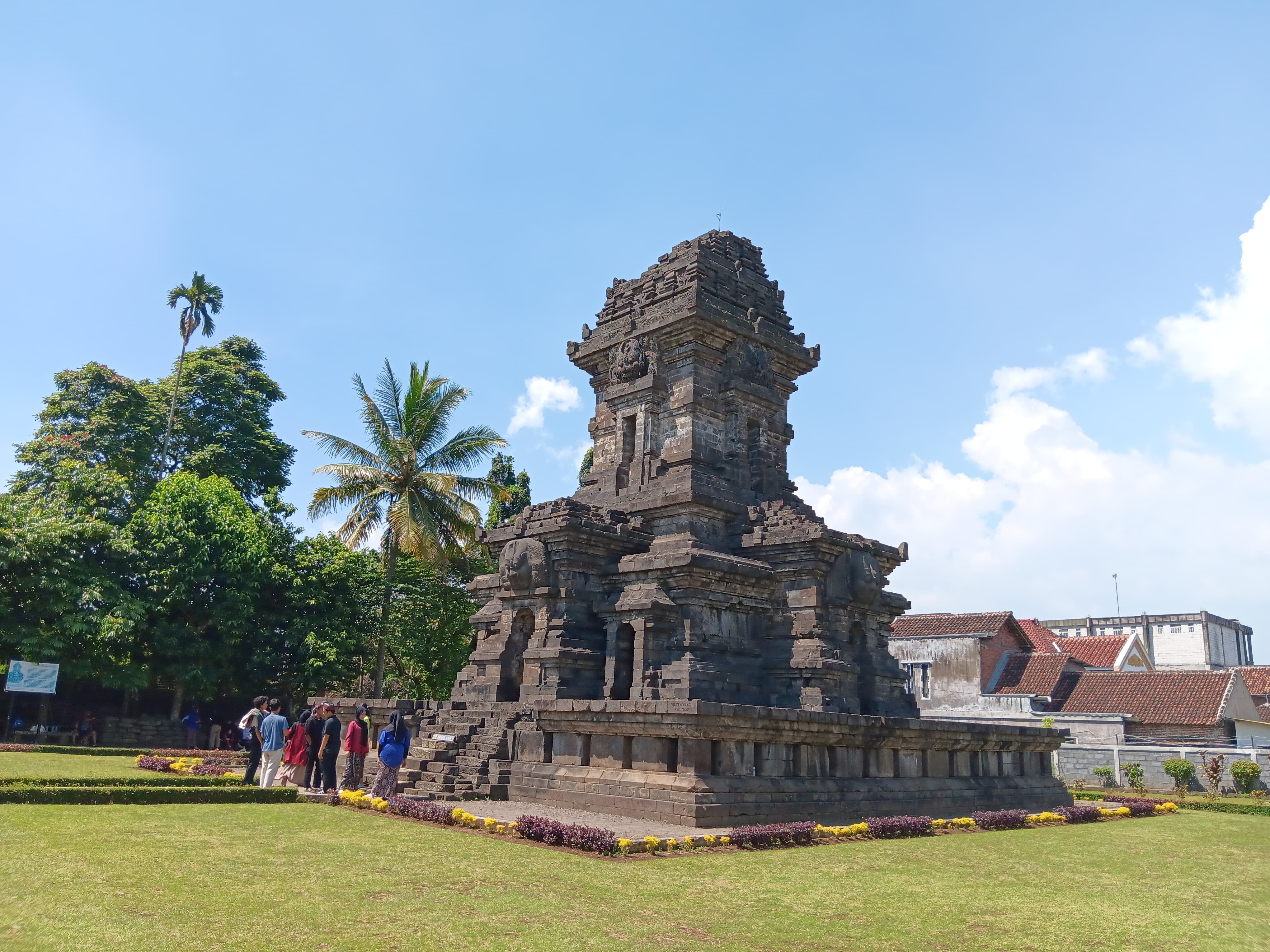 WISATA SEJARAH: Beberapa pelajar memakai busana adat saat mengunjungi Candi Singosari di Kelurahan Candirenggo, Kecamatan Singosari, Kabupaten Malang, kemarin (12/5)