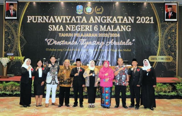 SINERGI : Kepala Cabang Dinas Pendidikan Wilayah Kota Malang-Kota Batu Dr Hastini Ratna Dewi MPd menghadiri Purnawiyata Angkatan 2021 SMAN 6 Malang, Sabtu (11/5).