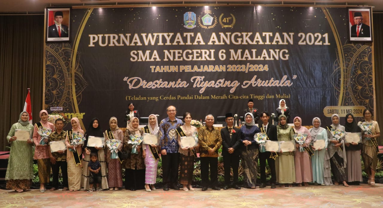 APRESIASI : Purnawiyata berprestasi, menerima penghargaan langsung dari Kepala SMAN 6 Malang Budi Nurani MPd didampingi orang tuanya.