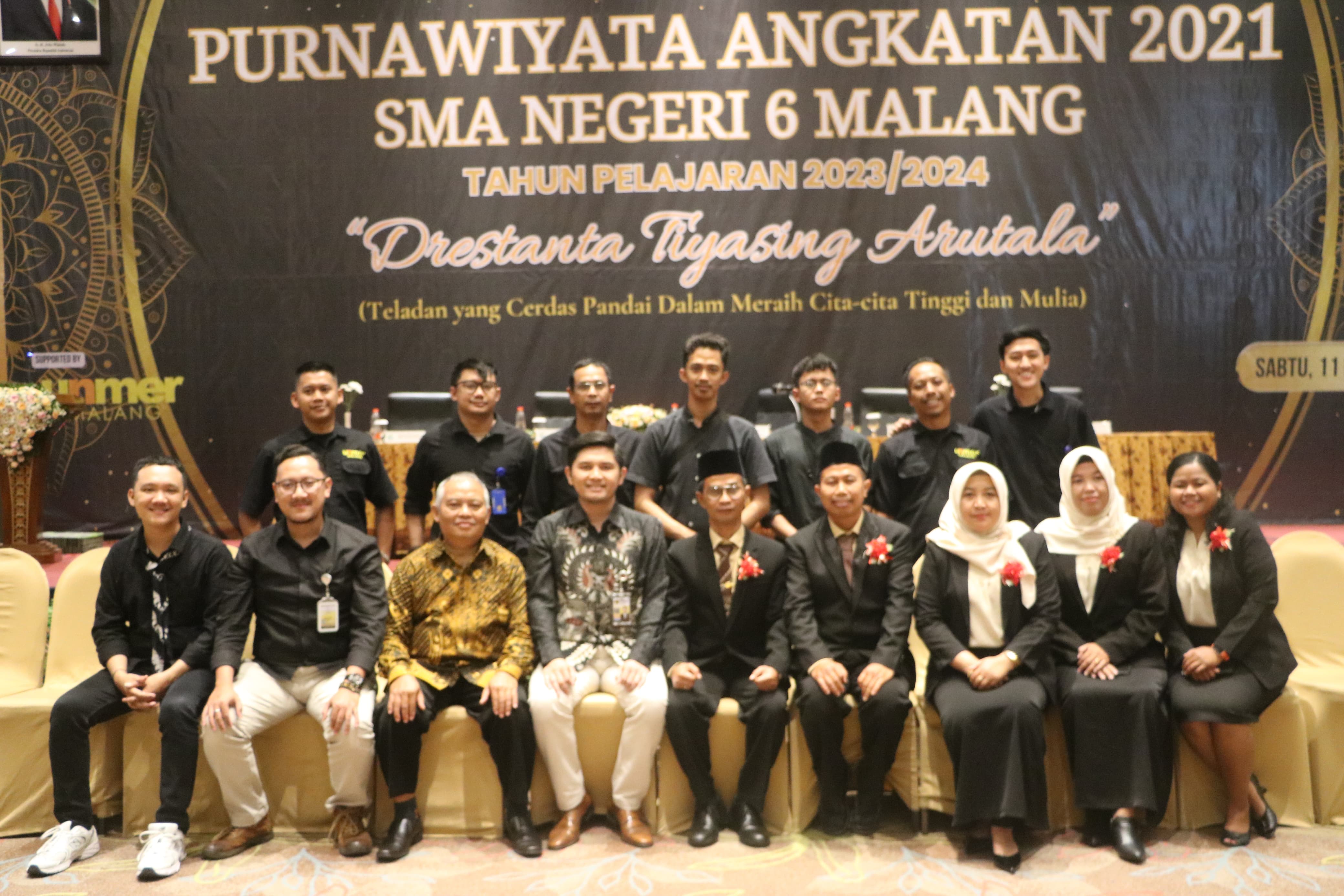 KOLABORASI : Kepala Biro Humas UNMER Razqyan Mas Bimatyugra Jati SArs MArs (empat kiri depan) hadir sebagai undangan dan support acara Purnawiyata SMAN 6 Malang.