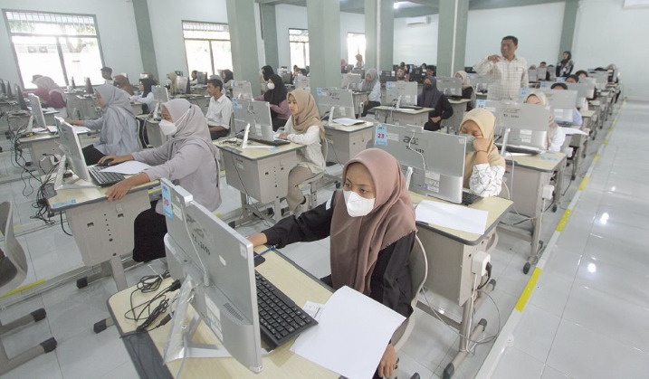 MELONJAK: Para calon mahasiswa baru Politeknik Kesehatan Malang (Polkesma) menjalani tes SIMAMA pada Rabu lalu (8/5).