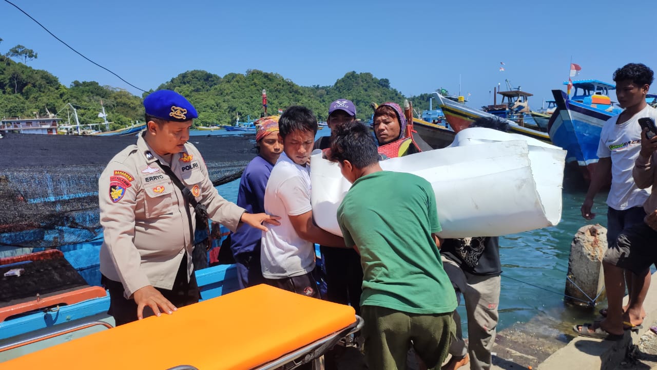 DILARIKAN KE RSU PINDAD: Personel Satpolairud Polres Malang bersama nelayan Sendangbiru membantu memberikan pertolongan pada nelayan asal Pekalongan kemarin.