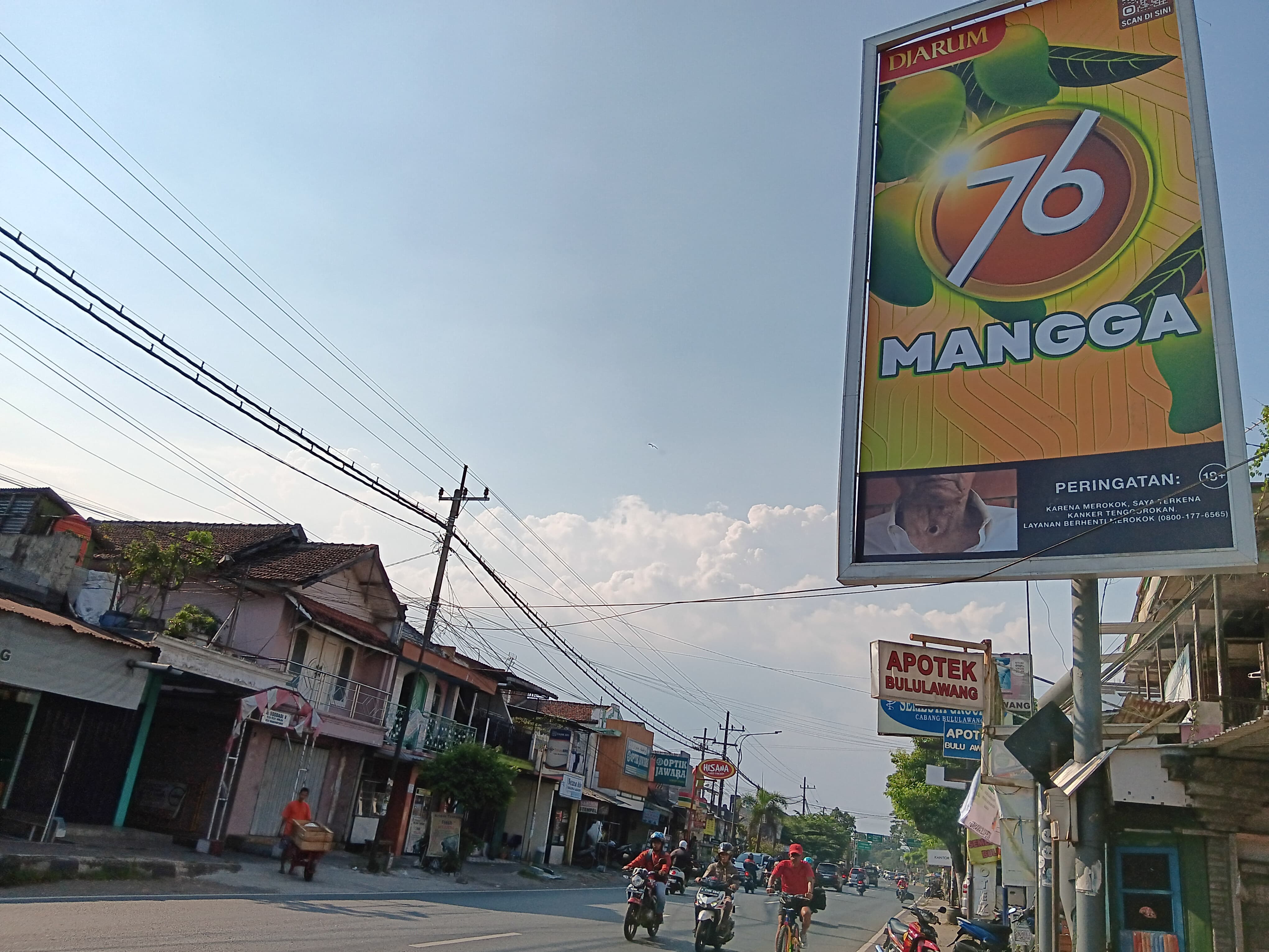 SUMBER PENDAPATAN: Keberadaan reklame di tepi jalan turut menyumbang pendapatan daerah.